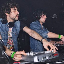 Justice имитируют live-сет